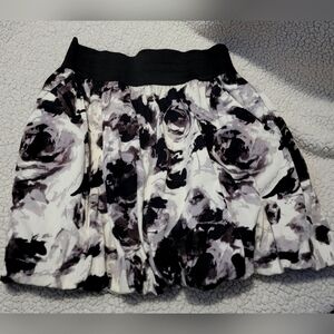 A. BYER black and white floral skirt. Size M with light liner and pockets!